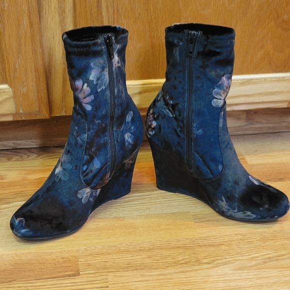 Report Randi Velvet Wedge Bootie - Picture 2 of 7